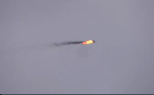 Một đoạn video vừa mới được đăng tải lên Twitter cho thấy trực thăng Mi-17 của quân đội Syria đã bị hoả lực khủng bố bắn rơi. Nguồn ảnh: Twitter.