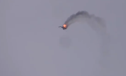 Mi-17 mất lái lộn ngược giữa trời trước khi rơi. Nguồn ảnh: Twitter.
