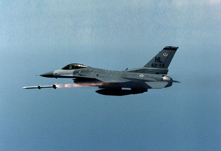 Đơn giá một quả AIM-120 chừng 300.000-400.000 USD với các phiên bản từ AIM-120A đến C và lên tới "giá khủng" 1,78 triệu USD/quả với phiên bản AIM-120D.