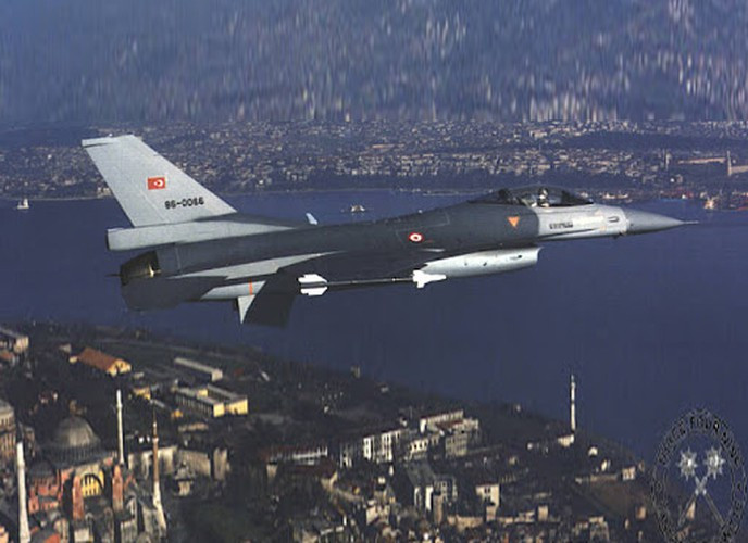 Trong trường hợp nổ ra xung đột toàn diện với liên quân Nga-Syria tại chiến trường phía Bắc Syria, lực lượng F-16 với tên lửa AIM-120 có thể đe dọa phi đội chiến đấu cơ của liên quân Nga-Syria.