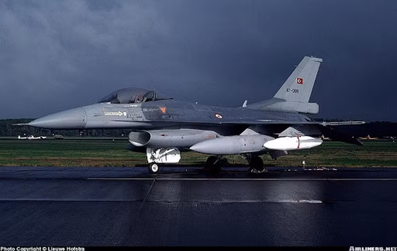 Tên lửa không đối không AIM-120 được công ty Hughes và Raytheon thay nhau phát triển, sản xuất từ 1991 tới nay.