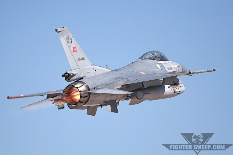 Về tầm bắn, phiên bản đời đầu A/B của dòng tên lửa AIM-120 chỉ đạt mức 55-75km (khá hơn AIM-7 đạt tầm 50km), tuy nhiên từ phiên bản AIM-120C-5 thì tầm bắn tăng lên đến 105km và đến AIM-120D thì tăng lên 160km.