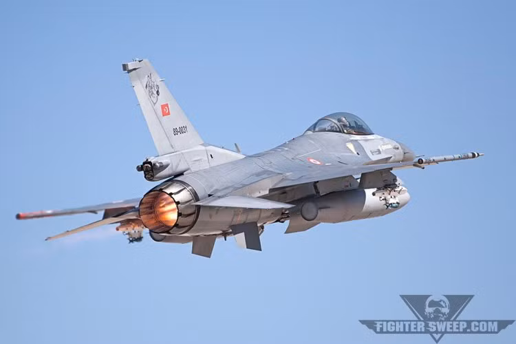 Về tầm bắn, phiên bản đời đầu A/B của dòng tên lửa AIM-120 chỉ đạt mức 55-75km (khá hơn AIM-7 đạt tầm 50km), tuy nhiên từ phiên bản AIM-120C-5 thì tầm bắn tăng lên đến 105km và đến AIM-120D thì tăng lên 160km.