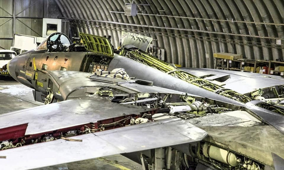 Có thể thấy trong kho của Iran, những chiến đấu cơ F-14 Tomcat này hiện đang được bảo dưỡng - một công việc rất khó khăn nếu như phụ tùng thay thế không được Mỹ cung cấp. Nguồn ảnh: Sina.