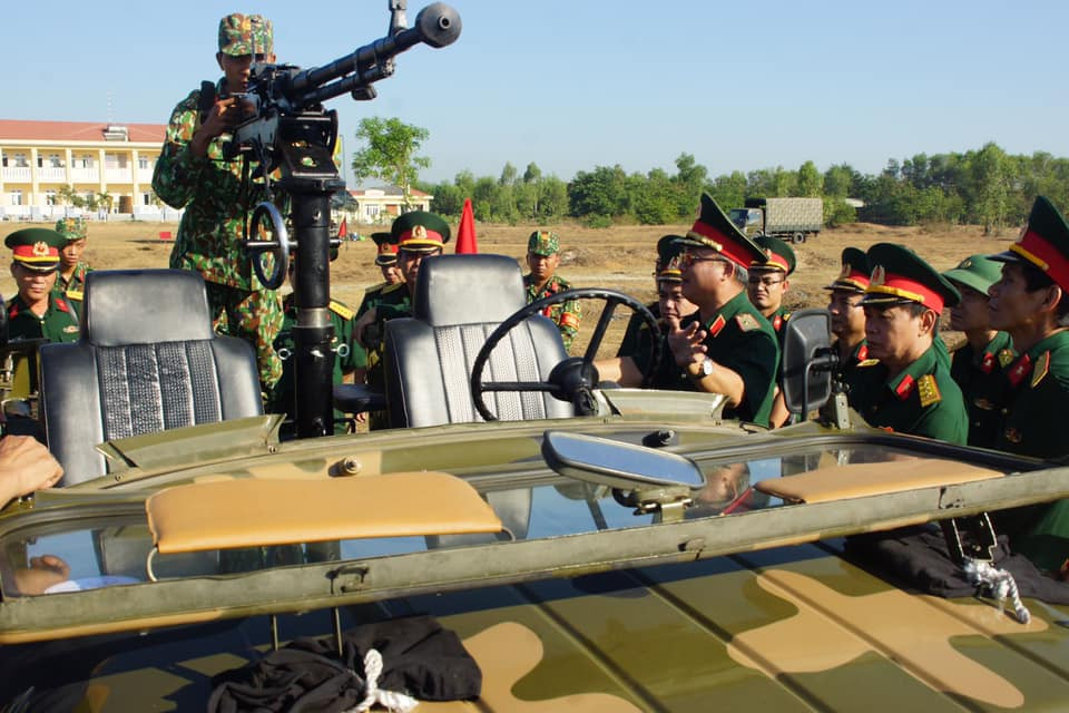 Ngoài ra trong buổi nhiệm thu còn có sự xuất hiện của nhiều loại vũ khí hạng năng khác được cải biên, gắn giá đỡ trên các loại xe quân dụng như UAZ-315126. Nguồn ảnh: Baoquankhu7.