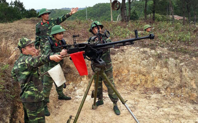 Chỉ tính riêng thân súng, khẩu đại liên này đã có trọng lượng lên tới 34 kg và rất khó có thể độc lập tác chiến trên chiến trường khi nó có trọng lượng tổng cộng bao gồm cả giá đỡ lên tới 157 kg. Nguồn ảnh: QĐND.