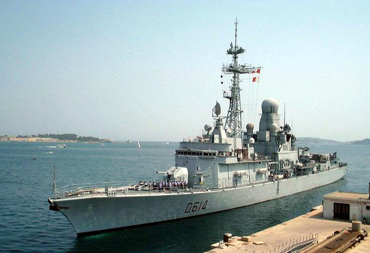 Được nhiều quốc gia xếp hạng là khu trục hạm thay vì là khinh hạm, Cassard có độ giãn nước 4500 tấn, tối đa có thể lên tới 5000 tấn. Nguồn ảnh: Pinterest.