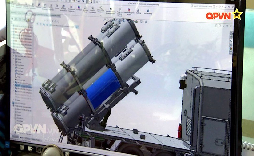 Hình ảnh này cho thấy một tổ hợp tên lửa cơ động mặt đất được trang bị 4 ống phóng. Truyền thông quốc tế nhận định tổ hợp tên lửa này là "tên lửa Kh-35 phiên bản do Việt Nam tự sản xuất trong nước". Nguồn ảnh: QPVN.