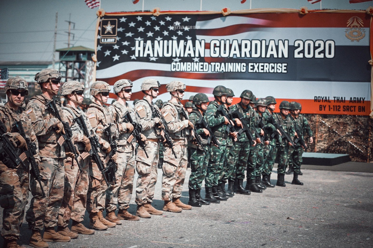 Trong đó bao gồm súng trường tấn công SCAR - loại súng trường tấn công tốt bậc nhất thế giới hiện nay cùng với xe chiến đấu bộ binh Stryker. Nguồn ảnh: Sina.