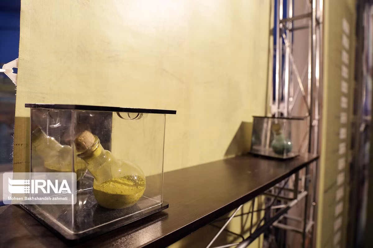 Các loại hợp chất thành phẩm được sử dụng trong chế tạo hạt nhân cũng được Iran trưng bày một cách công khai. Nguồn ảnh: IRNA.