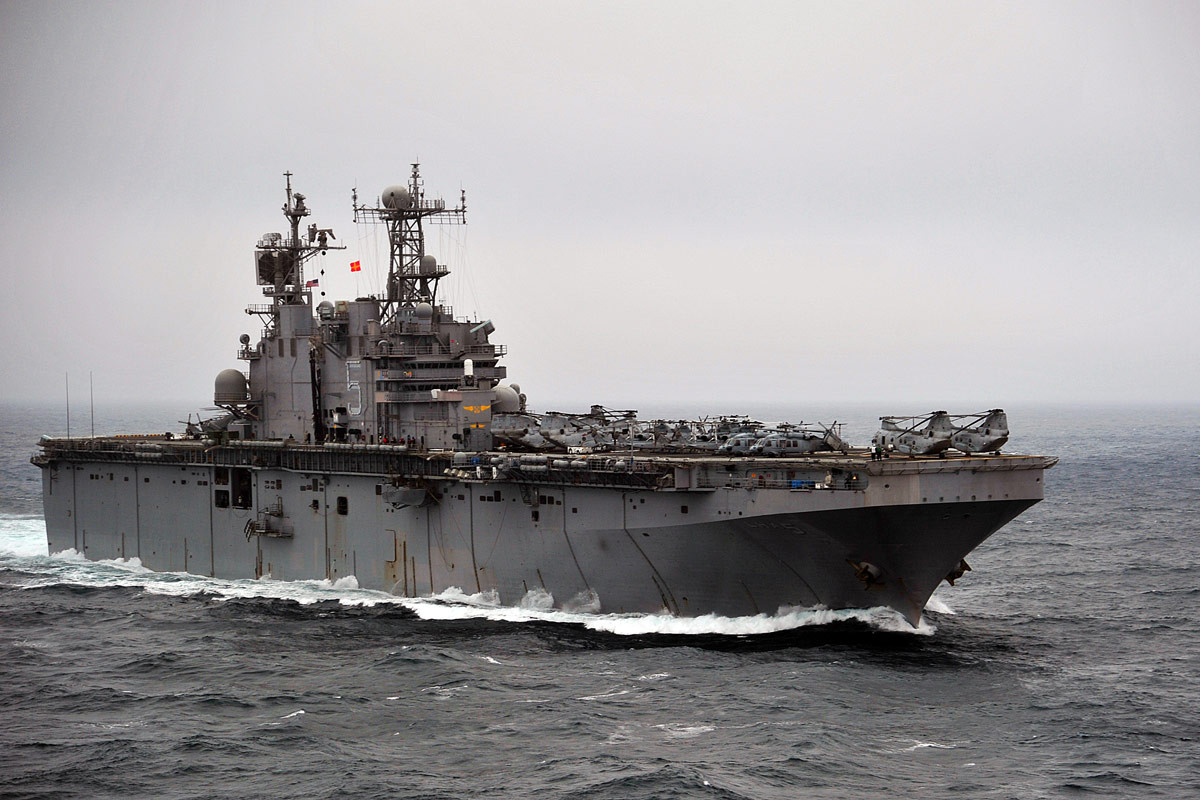 Truyền thông Mỹ cũng đặt ra lo ngại, việc quá tập trung vào xây dựng bức tường biên giới với Mexico bằng cách rút bớt tiền của hải quân có thể dẫn tới hậu quả nghiêm trọng trong tương lai.