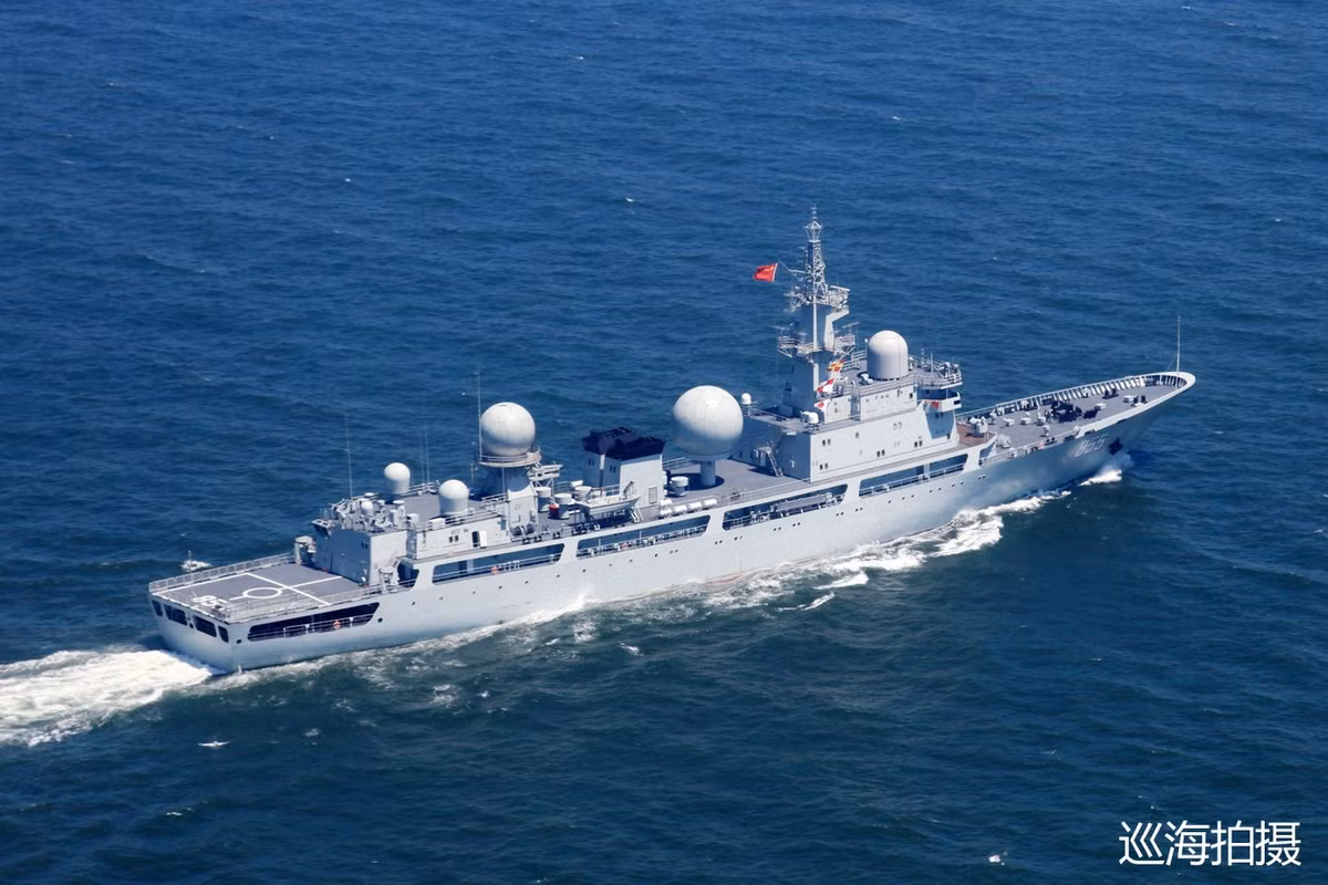 Tàu có độ giãn nước 6000 tấn, được trang bị hai radar cực nhạy bên trong hai vòm bảo vệ giữa thân tàu. Các hệ thống ăng-ten radar này có nhiệm vụ thu thập thông tin tình báo, thông tin tình báo sau đó sẽ được giải mã ngay trên tàu. Nguồn ảnh: QQ.