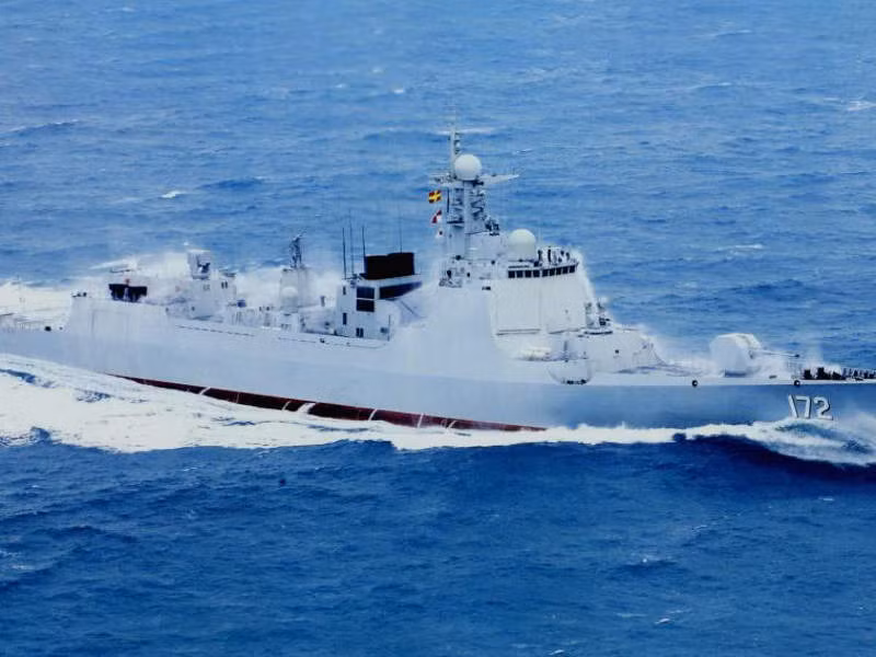 Một trong số ba loại tàu được Trung Quốc cử tham gia cuộc tập trận này là khu trục hạm Type 052D. Đây là loại khu trục hạm mới và hiện đại bậc nhất của Trung Quốc hiện nay, vừa mới chỉ được ra đời hồi năm 2014. Nguồn ảnh: QQ.