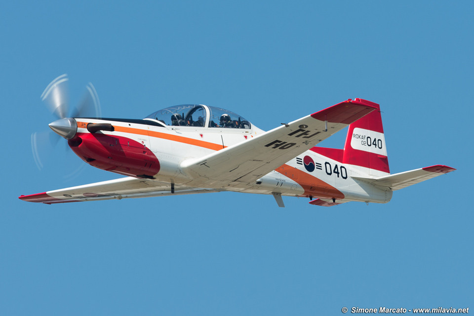 Hiện tại trong biên chế của Không quân Hàn Quốc đang có 20 máy bay loại này. Ngoài nhiệm vụ tấn công hạng nhẹ, KAI KT-1 còn làm tốt nhiệm vụ chuyển tiếp thông tin trên không khi hiệp đồng tác chiến. Nguồn ảnh: Flickr.