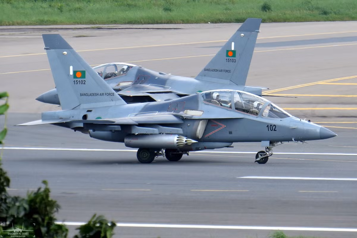 Đáng nói đó là Yak-130 quá... hiện đại. Loại huấn luyện cơ phản lực này có khả năng mô phỏng tính năng chiến đấu và tình huống bay của nhiều loại tiêm kích khác nhau. Nguồn ảnh: Rumil.