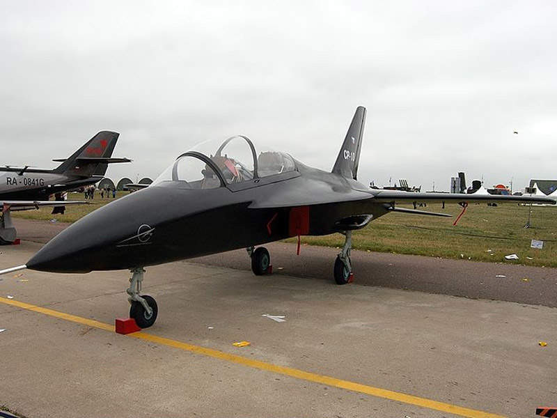 Đơn giản là vì huấn luyện cơ SR-10 sử dụng kiểu thiết kế cánh ngược, kiểu thiết kế này cho phép máy bay có khả năng cơ động cực tốt trên không, ổn định hơn khi bay ở tốc độ cao, "ôm cua" ở góc tấn lớn. Nguồn ảnh: Planephotos.