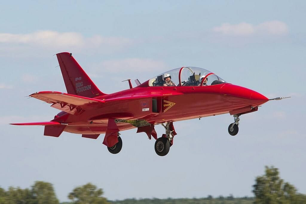 SR-10 ra đời để lấp chỗ trống này. Mặc dù có thiết kế như Su-47 với kiểu dáng cánh ngược, tuy nhiên SR-10 được khẳng định là cực kỳ phù hợp với việc chuyển loại phi công từ máy bay cánh quạt lên máy bay phản lực. Nguồn ảnh: Planephotos.