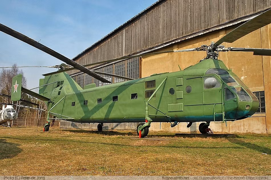 Để vận hành được Yak-24 cần tới phi hành đoàn bốn người, trong đó bao gồm hai phi công điều khiển trực thăng, một kỹ sư bay và một nhân viên phụ trách radio. Nguồn ảnh: Rumil.