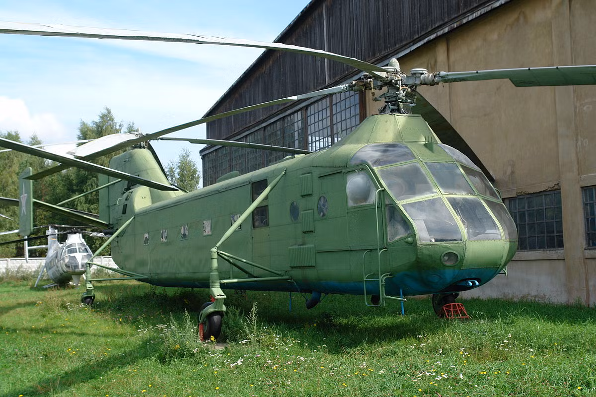 Ra đời từ năm 1956, máy bay trực thăng Yakovlev Yak-24 của Liên Xô được coi là phiên bản trực thăng hai trục song song hoàn thiện đầu tiên trên thế giới. Nguồn ảnh: Rumil.