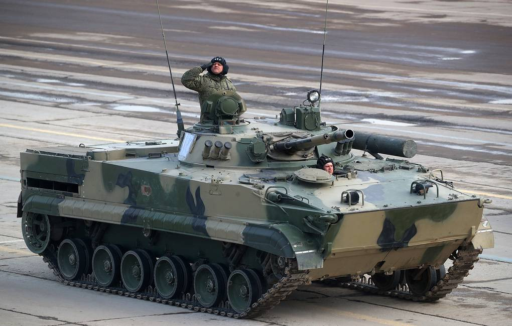 BMP-3 và phiên bản sửa đổi của nó dành riêng cho lực lượng Thuỷ quân Lục chiến đó là BMP-3F cũng đã từng được Nga mang tới triển lãm tại Hà Nội hồi năm 2019 và thu hút được nhiều sự quan tâm của khách hàng. Nguồn ảnh: Rumil.