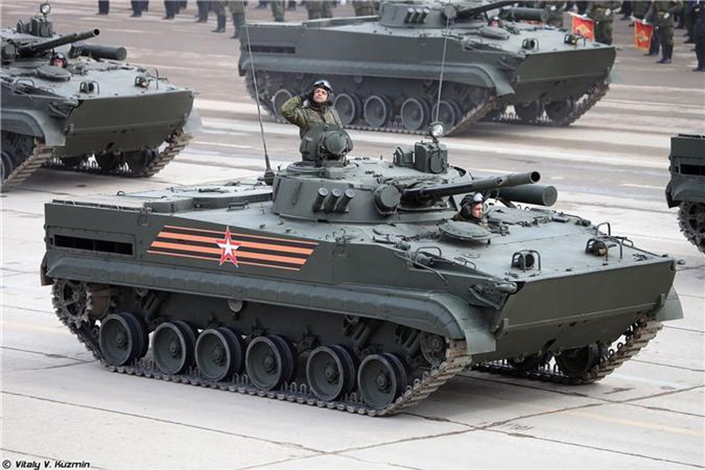 Sputnik khẳng định, BMP-3 hội tụ đầy đủ các tính năng quan trọng nhất của một xe thiết giáp lội nước bánh xích, kế thừa được cả sức mạnh hoả lực của xe tăng và tất nhiên - rất "tròn vai" trong nhiệm vụ xe chiến đấu bộ binh. Nguồn ảnh: Rumil.