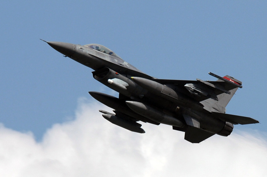 Hiện tại, trong biên chế của KHông quân Ba Lan chỉ có khoảng 29 chiếc MiG-29 trong đó còn 6 chiếc có khả năng bay, F-16 với 48 chiếc trong đó 63% phải nằm đất và nhiều loại tiêm kích, máy bay khác của Ba Lan hiện không thể bay được do thiếu phụ tùng, quá tuổi hoạt động. Nguồn ảnh: Pinterest.