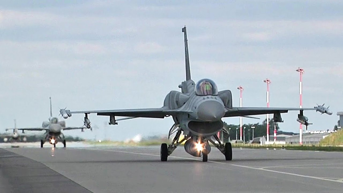 Dấu hỏi lớn đặt ra ở đây là liệu việc đặt mua một loạt các tiêm kích F-35 trị giá nhiều tỷ USD có "phục hưng" được sức mạnh của không quân nước này hay chỉ đơn giản là sẽ khiến cho sự lãng phí này càng ngày càng tăng lên. Nguồn ảnh: Pinterest.