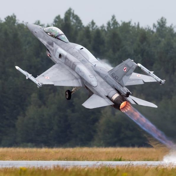Điều này khiến cho quá nửa số máy bay F-16 của Ba Lan hiện tại không thể cất cánh được. Hồi tháng 1 vừa rồi, có nguồn tin cho biết khoảng 40% số F-16 của Ba Lan đang trong trạng thái "sẵn sàng chiến đấu". Nguồn ảnh: Pinterest.