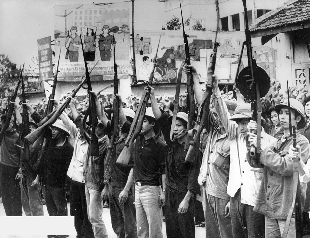 Ở Hà Nội, Mosin Nagant cũng là khẩu súng trường được sử dụng làm vũ khí huấn luyện cho dân quân, du kích và thanh niên địa phương, sẵn sàng tham chiến bất cứ khi nào nếu Trung Quốc leo thang chiến tranh. Nguồn ảnh: TL.