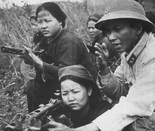 Đầu tiên là những khẩu tiểu liên PPSh-41 được Liên Xô cho ra đời từ năm 1941 và sử dụng như khẩu tiểu liên chính của quân đội Liên Xô trong Chiến tranh Thế giới thứ hai. Nguồn ảnh: TL.