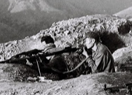 Đặc điểm dễ nhận thấy của khẩu súng máy này đó là nó có băng đạn tròn lắp phía trên súng - thay vì lắp ở phía dưới như các loại súng hiện đại ra đời sau này. Nguồn ảnh: TL.