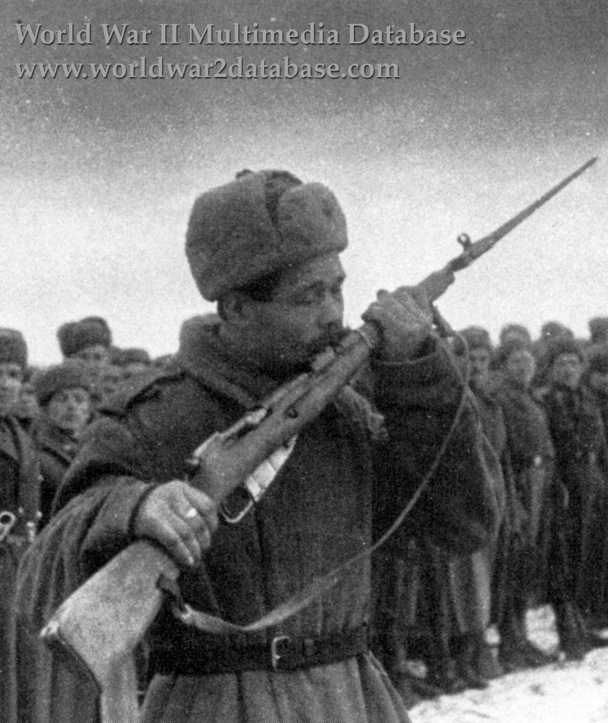 Khẩu súng trường huyền thoại này đã theo chân những người lính Nga/Liên Xô suốt cả hai cuộc chiến tranh thế giới thứ nhất và thứ hai. Thậm chí tới nay, Mosin Nagant vẫn được trông thấy trong các cuộc xung đột ở Trung Đông. Nguồn ảnh: Pinterest.