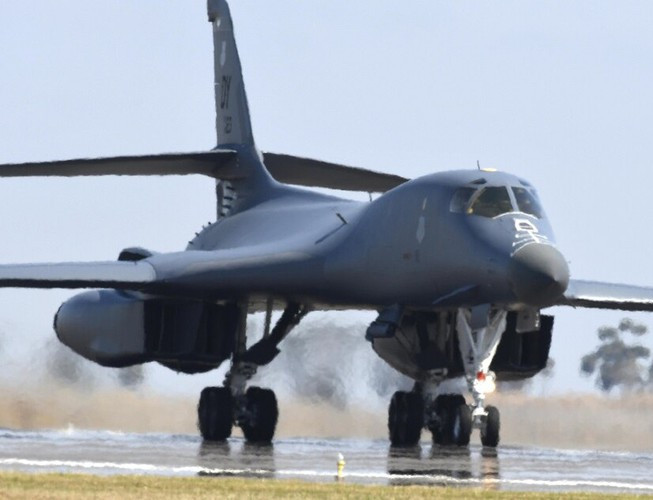B-1B Lancer dài 44,5 m, cao 10,4 m, với sải cánh 24 m khi cụp và 42 m khi xòe