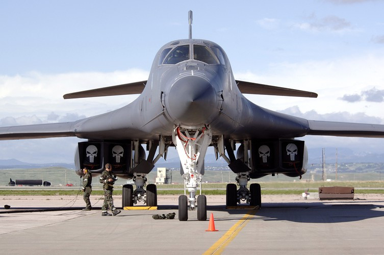 Với khả năng chiến đấu tầm xa, B-1B Lancer có thể thực hiện nhiệm vụ một cách liên tục tới những chiến trường xa căn cứ mà không cần tái nạp nhiên liệu