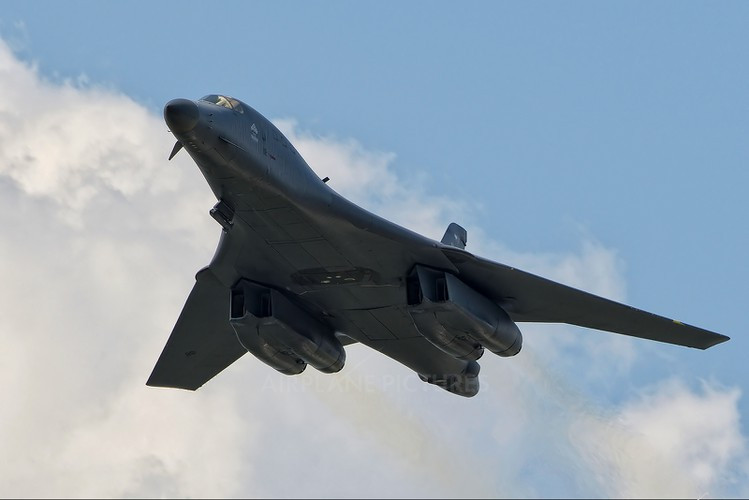 Năm 2014, Lầu Năm góc từng nâng cấp khả năng chiến đấu cho B-1B Lancer bằng cách lắp đặt các màn hình màu đa chức năng, giúp phi công kiểm soát tình huống dễ dàng hơn