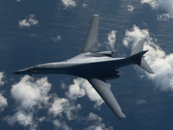 B-1B Lancer thực chiến lần đầu tiên vào năm 1998. Trong chiến tranh Iraq, B-1B Lancer thả khoảng 40% lượng bom đạn của liên quân do Mỹ đứng đầu