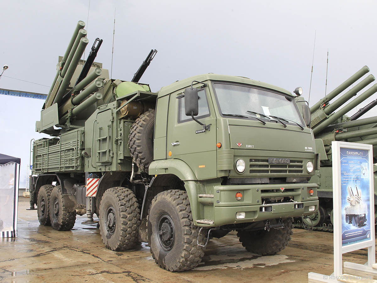 Pantsir-S1 được biết tới như phiên bản phổ biến nhất của tổ hợp tên lửa Pantsir do Nga sản xuất. Phiên bản này được sản xuất trong thời gian từ năm 2008 tới năm 2013, sau đó tiếp tục được sản xuất tiếp từ năm 2019. Nguồn ảnh: BMDP.