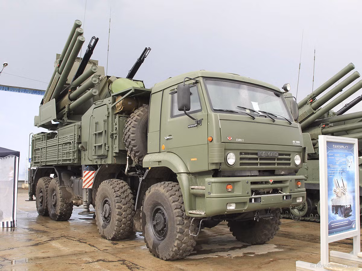 Pantsir-S1 được biết tới như phiên bản phổ biến nhất của tổ hợp tên lửa Pantsir do Nga sản xuất. Phiên bản này được sản xuất trong thời gian từ năm 2008 tới năm 2013, sau đó tiếp tục được sản xuất tiếp từ năm 2019. Nguồn ảnh: BMDP.