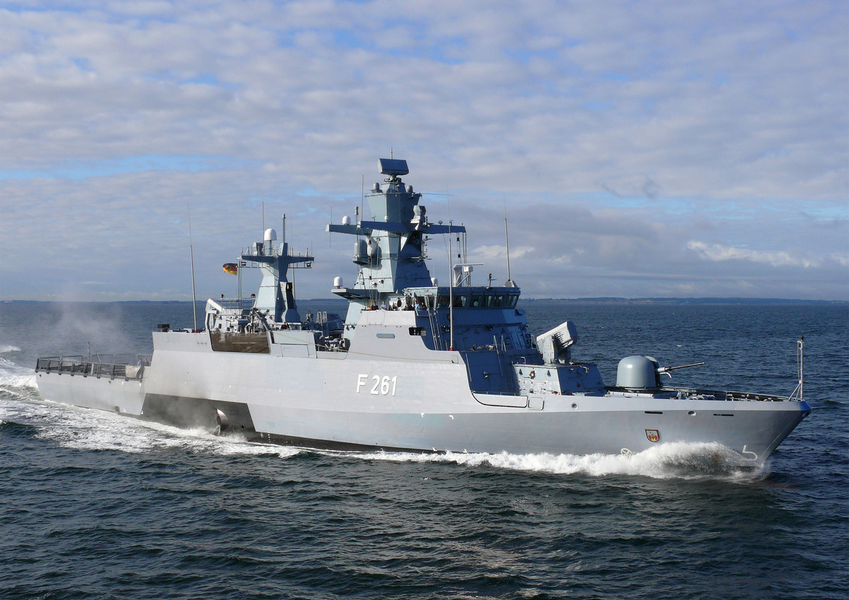 Chính những lý do kể trên đã khiến mọi tàu chiến trên thế giới hiện nay đều chỉ có tốc độ tối đa trên lý thuyết vào khoảng 30 hải lý/giờ. Một vài loại tàu đặc biệt có tốc độ nhanh hơn, tuy nhiên khi hành quân với hạm đội, chúng vẫn không thể "mát máy" tăng tốc rời đội hình được. Nguồn ảnh: QQ.