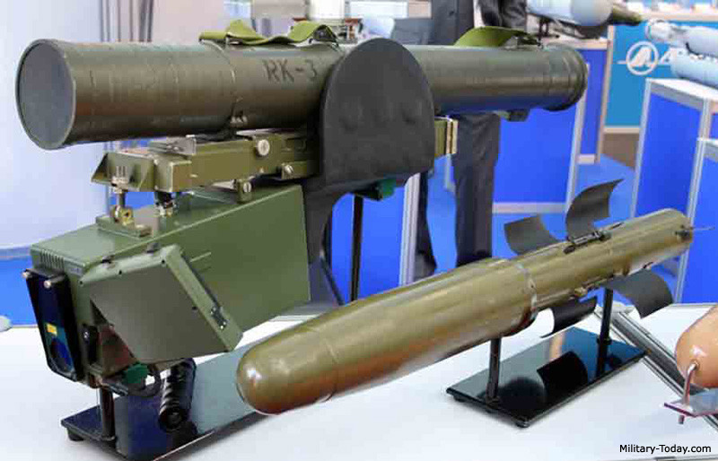 RK-3 Corsar có khả năng tiêu diệt mục tiêu ở khoảng cách 2500 mét với đầu đạn HEAT. Đầu đạn của RK-3 sử dụng cơ chế chạm nổ, tên lửa sử dụng động cơ nhiên liệu rắn và các phiên bản trước đây sử dụng dẫn đường bằng laser. Nguồn ảnh: BMDP.