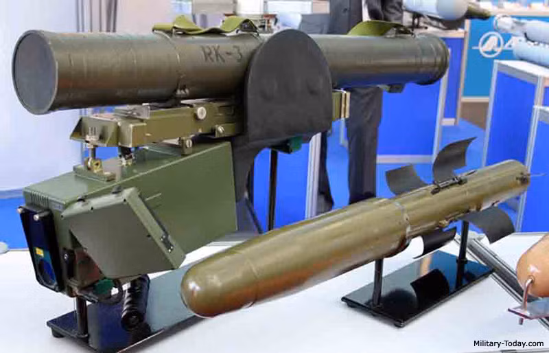 RK-3 Corsar có khả năng tiêu diệt mục tiêu ở khoảng cách 2500 mét với đầu đạn HEAT. Đầu đạn của RK-3 sử dụng cơ chế chạm nổ, tên lửa sử dụng động cơ nhiên liệu rắn và các phiên bản trước đây sử dụng dẫn đường bằng laser. Nguồn ảnh: BMDP.