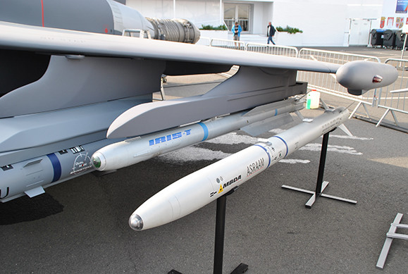 Mặc dù vậy, loại tên lửa này không thể tiêu diệt được các mục tiêu bay ở khoảng cách dưới 1 km. Nó cần di chuyển quãng đường ít nhất 1 km trước khi kích nổ đầu đạn để đảm bảo an toàn cho chính phi cơ phóng. Nguồn ảnh: Pinterest.