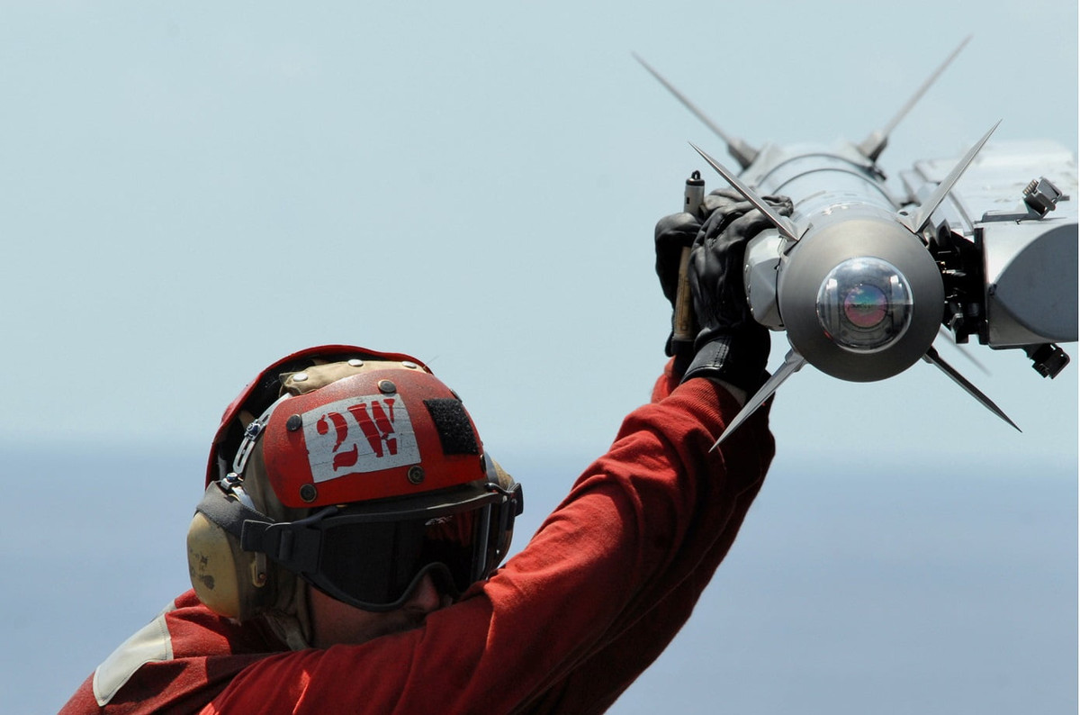 Không chỉ phóng từ mặt đất, loại tên lửa không đối không này thậm chí còn có thể phóng từ cơ cấu phóng từ mặt đất bao gồm phóng từ xe phóng hoặc phóng từ bệ phóng cố định. Nguồn ảnh: Pinterest.