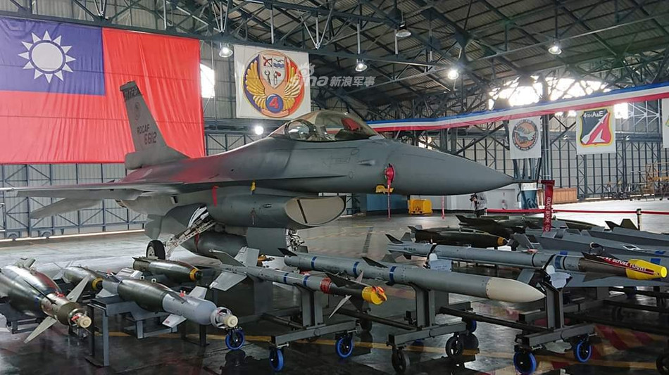 Vừa rồi, Đài Loan đã cho trưng bày chiến đấu cơ F-16 của mình cùng với một loạt các loại vũ khí cực khủng dành cho tiêm kích này. Nguồn ảnh: Pinterest.
