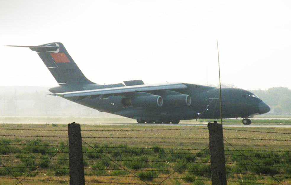 Trên lý thuyết, Y-20 có tốc độ bay tối đa lên tới Mach 0,75; tầm bay 4500 km khi mang đầy tải, tối đa 10.000 km khi chỉ mang theo lính dù. Nguồn ảnh: QQ.