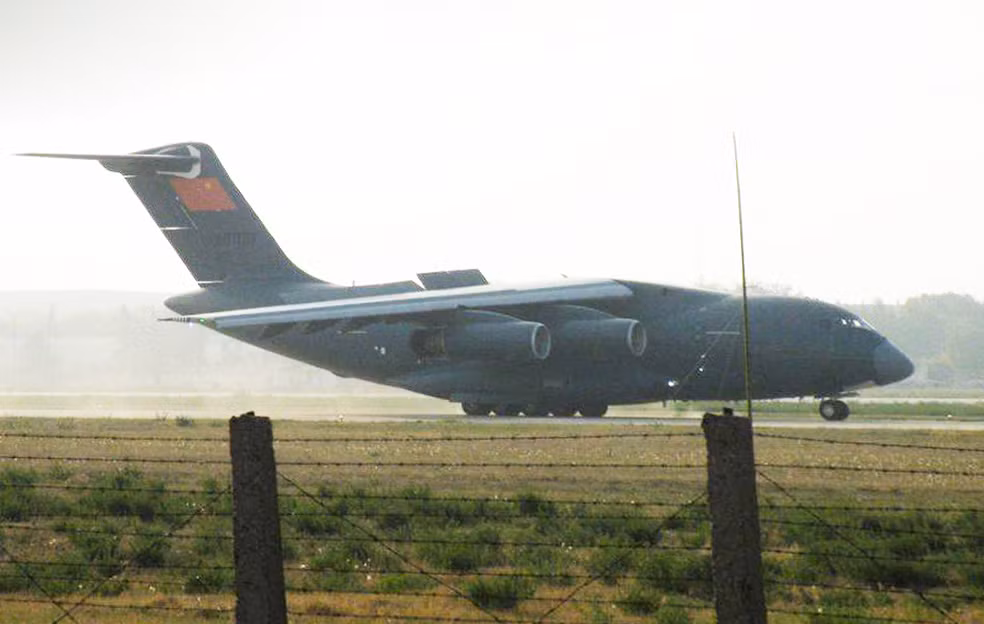 Trên lý thuyết, Y-20 có tốc độ bay tối đa lên tới Mach 0,75; tầm bay 4500 km khi mang đầy tải, tối đa 10.000 km khi chỉ mang theo lính dù. Nguồn ảnh: QQ.