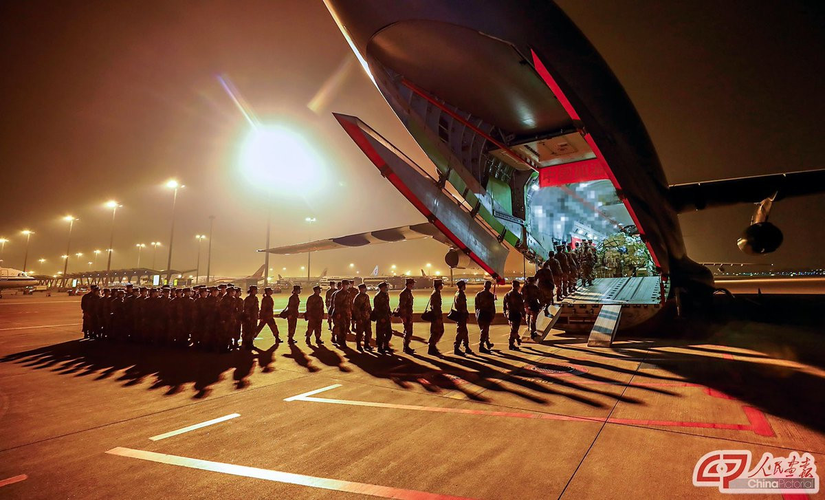 So với các loại vận tải cơ chiến lược phổ biến khác trên thế giới hiện tại, Y-20 có khả năng mang tải thuộc vào dạng tốt bậc nhất với tải trọng tối đa lên tới 66 tấn. Nguồn ảnh: QQ.