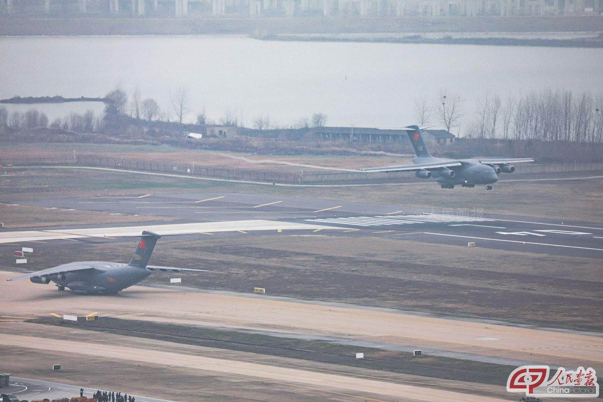 Tới thời điểm hiện tại, nhiều nguồn tin cho rằng Trung Quốc đã có trong tay ít nhất 50 máy bay vận tải chiến lược Y-20 trong đó có tới 8 mẫu thử nghiệm được cải biên lại. Nguồn ảnh: QQ.