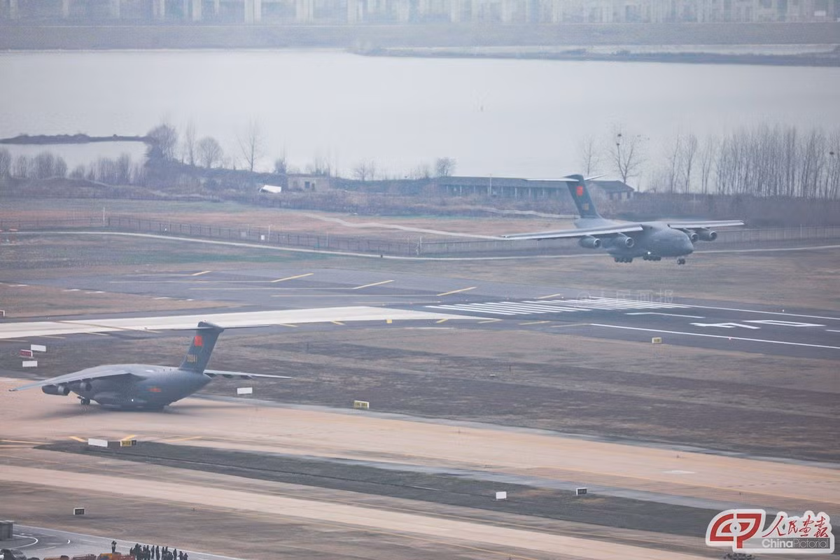 Tới thời điểm hiện tại, nhiều nguồn tin cho rằng Trung Quốc đã có trong tay ít nhất 50 máy bay vận tải chiến lược Y-20 trong đó có tới 8 mẫu thử nghiệm được cải biên lại. Nguồn ảnh: QQ.