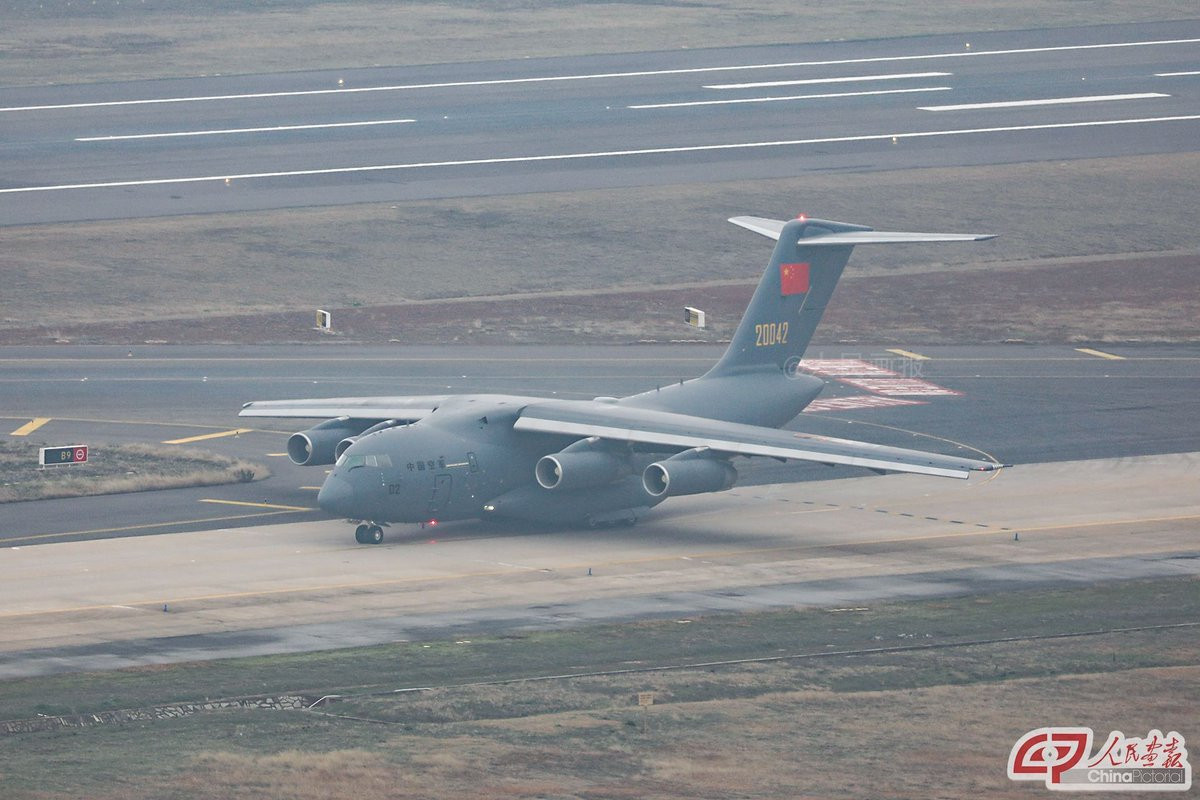 Nỗ lực của Trung Quốc đó là sử dụng vận tải cơ Y-20 để thành lập cầu hàng không chuyển nhân lực, vật lực vào Vũ Hán để chiến đấu chống lại đại dịch đang ngày càng lan rộng. Nguồn ảnh: QQ.